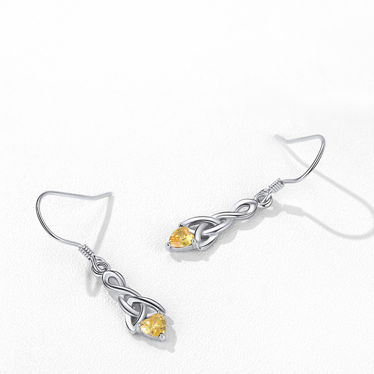 Boucles d’Oreilles Pendantes Nœud Celtique avec Pierre de Naissance Scène