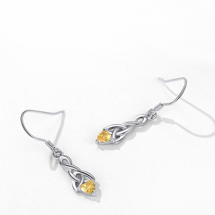 Boucles d’Oreilles Pendantes Nœud Celtique avec Pierre de Naissance Scène