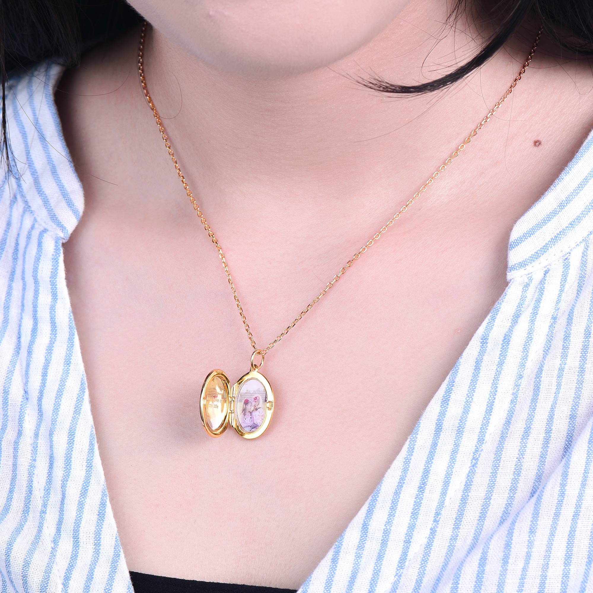 Pendentif Médaillon Ovale Personnalisé avec Photo et Bijou Souvenir Modèle