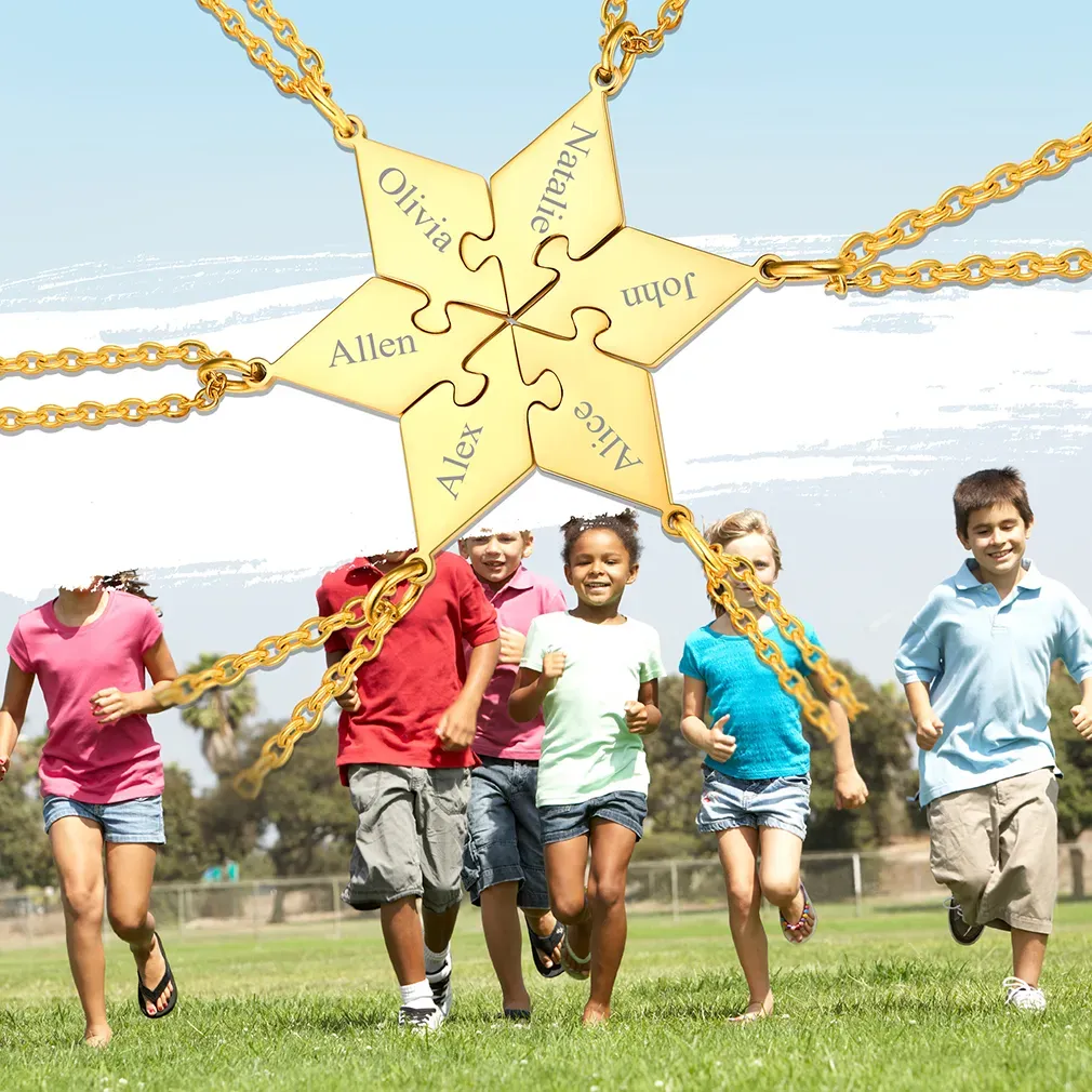 Collier Puzzle 6 Pièces Personnalisé avec Noms pour Famille Scène