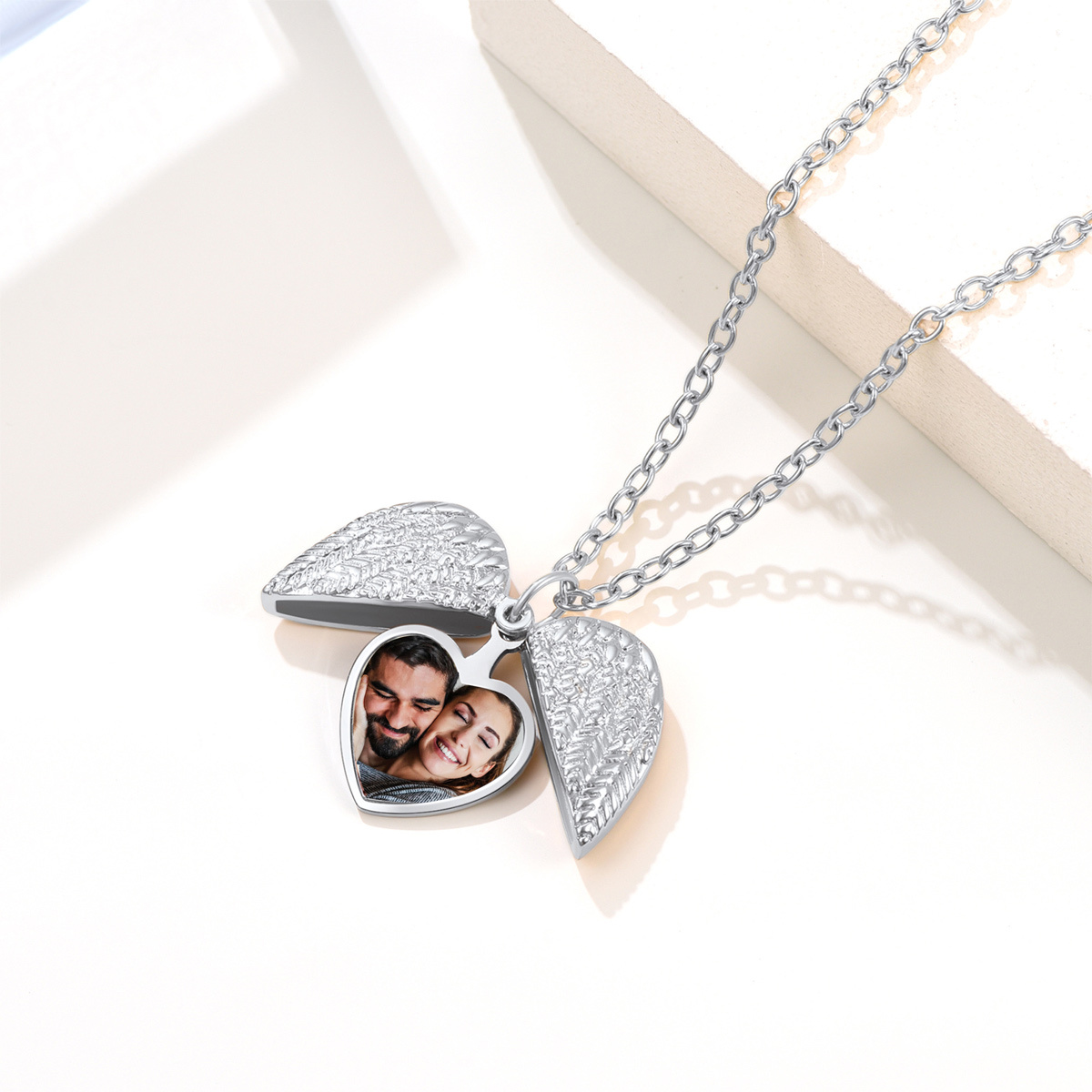 ​​Collier Médaillon Ailes d'Ange Photo Personnalisé