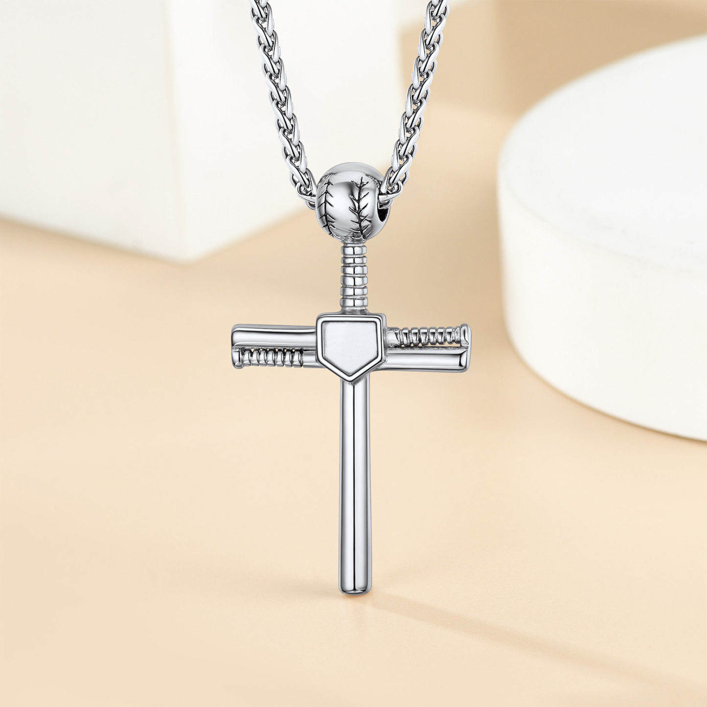 Collier Croix de Baseball Personnalisé avec Numéro Gravé Scène