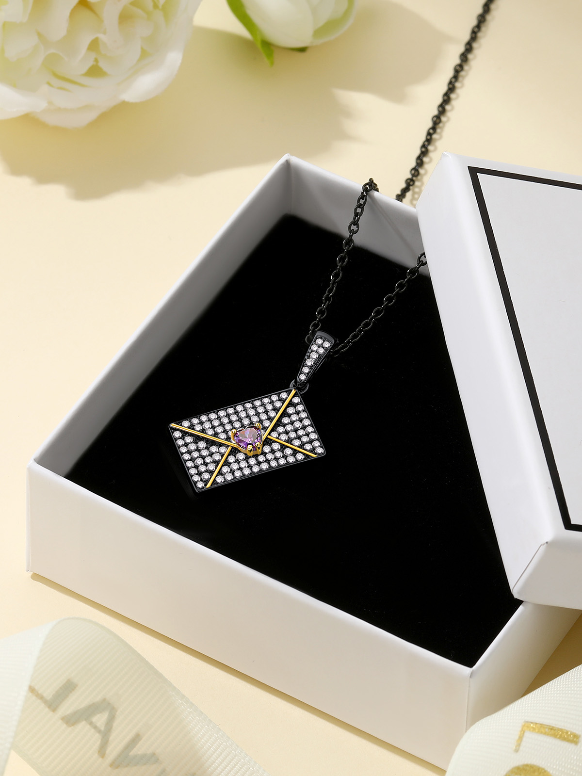 Collier Enveloppe Photo Personnalisé avec Pierre de Naissance pour Femme Scène