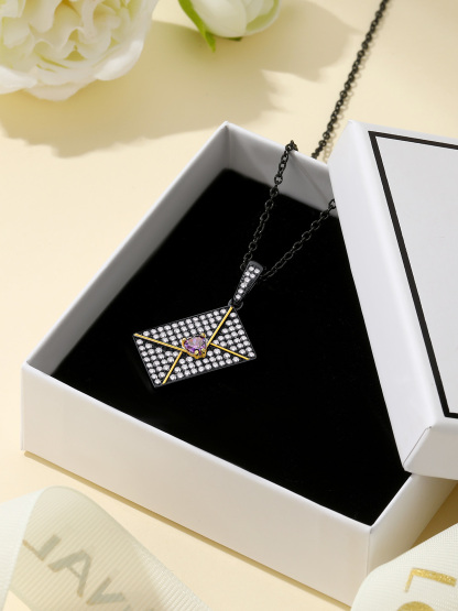 Collier Enveloppe Photo Personnalisé avec Pierre de Naissance pour Femme Scène