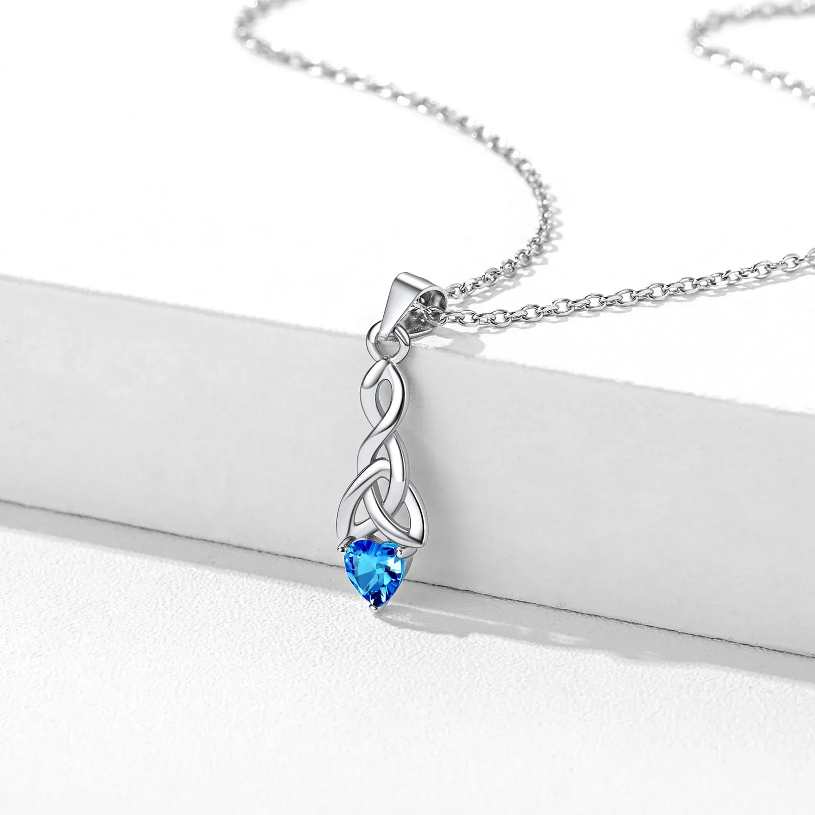 Collier avec Noeud Celtique