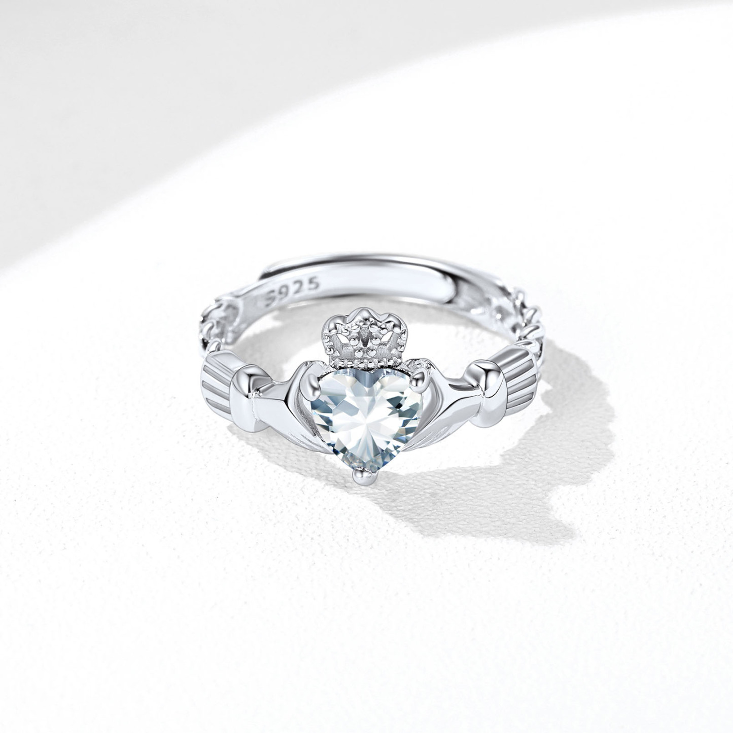 Bague Claddagh Cœur Ajustable avec Pierre de Naissance Scène