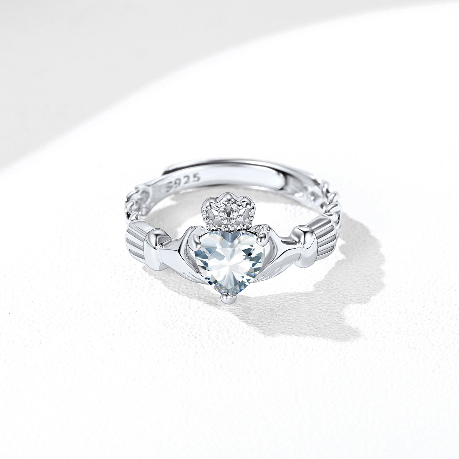 Bague Claddagh Cœur Ajustable avec Pierre de Naissance Scène