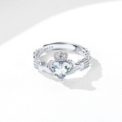 Bague Claddagh Cœur Ajustable avec Pierre de Naissance Scène