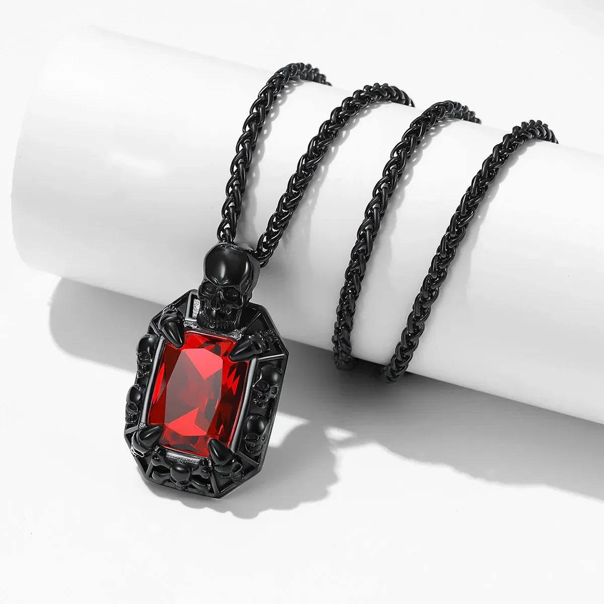 Collier Gothique Crâne Vintage Puissant avec rouge Pierre 