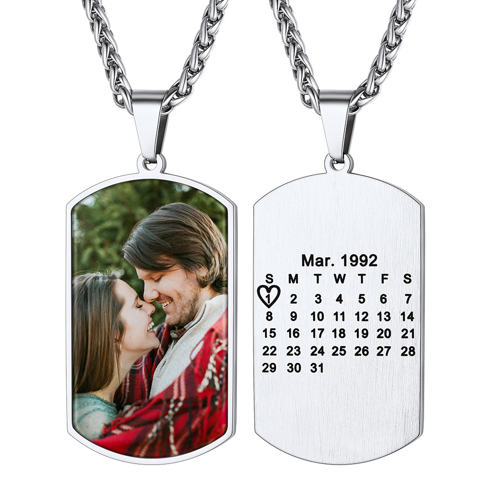 Collier Médaillon Photo Personnalisé avec Calendrier Gravé Argenté