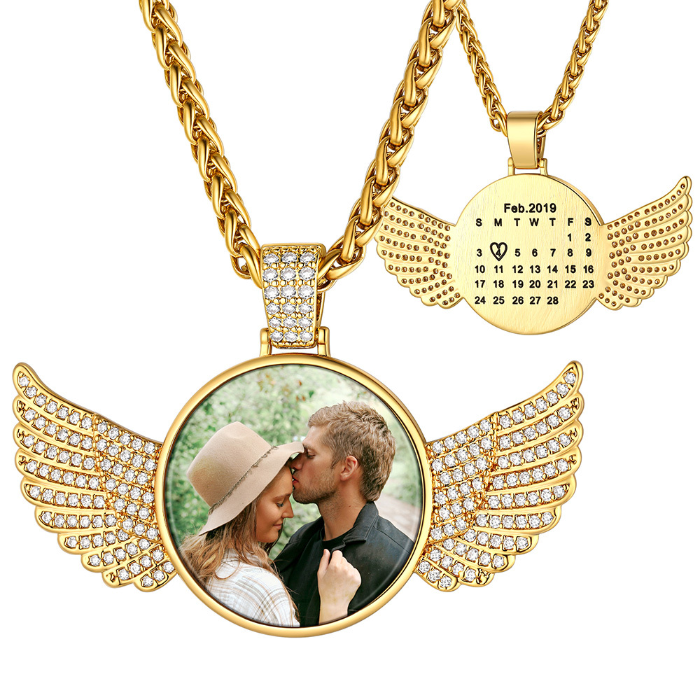 Collier Photo Ailes d’Ange Personnalisé avec Date Calendrier Gravée Or