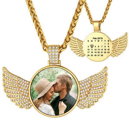 Collier Photo Ailes d’Ange Personnalisé avec Date Calendrier Gravée Or