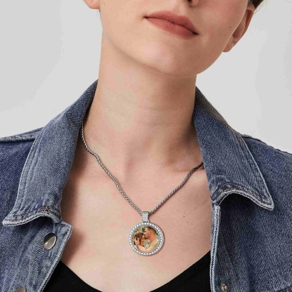 Collier Photo Cercle Personnalisé avec Date Calendrier Gravée pour femme