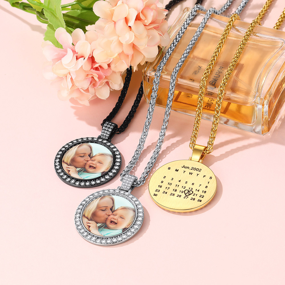 Collier Photo Cercle avec Date Calendrier Gravée