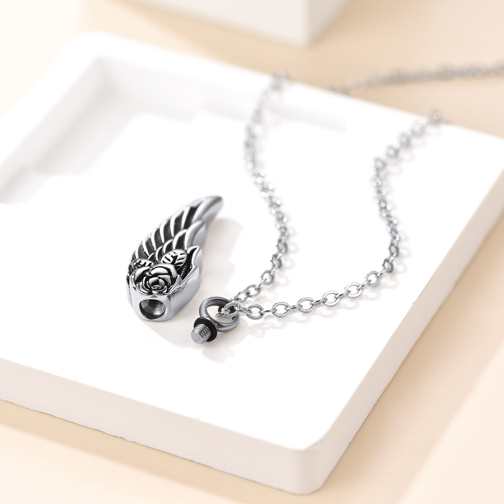 Collier Urne Funéraire Ailes d’Ange Gravé Personnalisé argenté