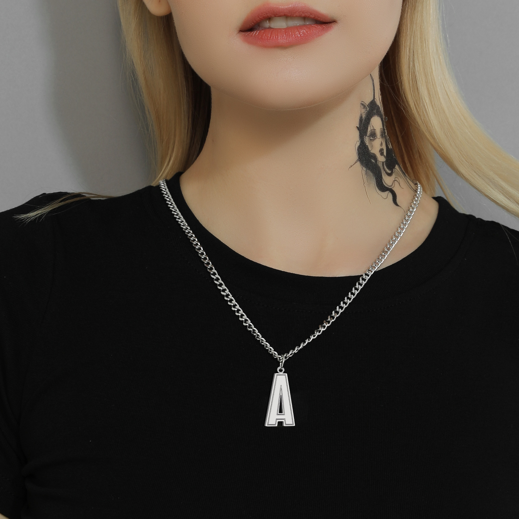 Collier Lettre en Acier Inoxydable avec Chaîne Modèle