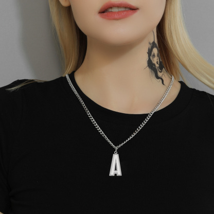 Collier Lettre en Acier Inoxydable avec Chaîne Modèle