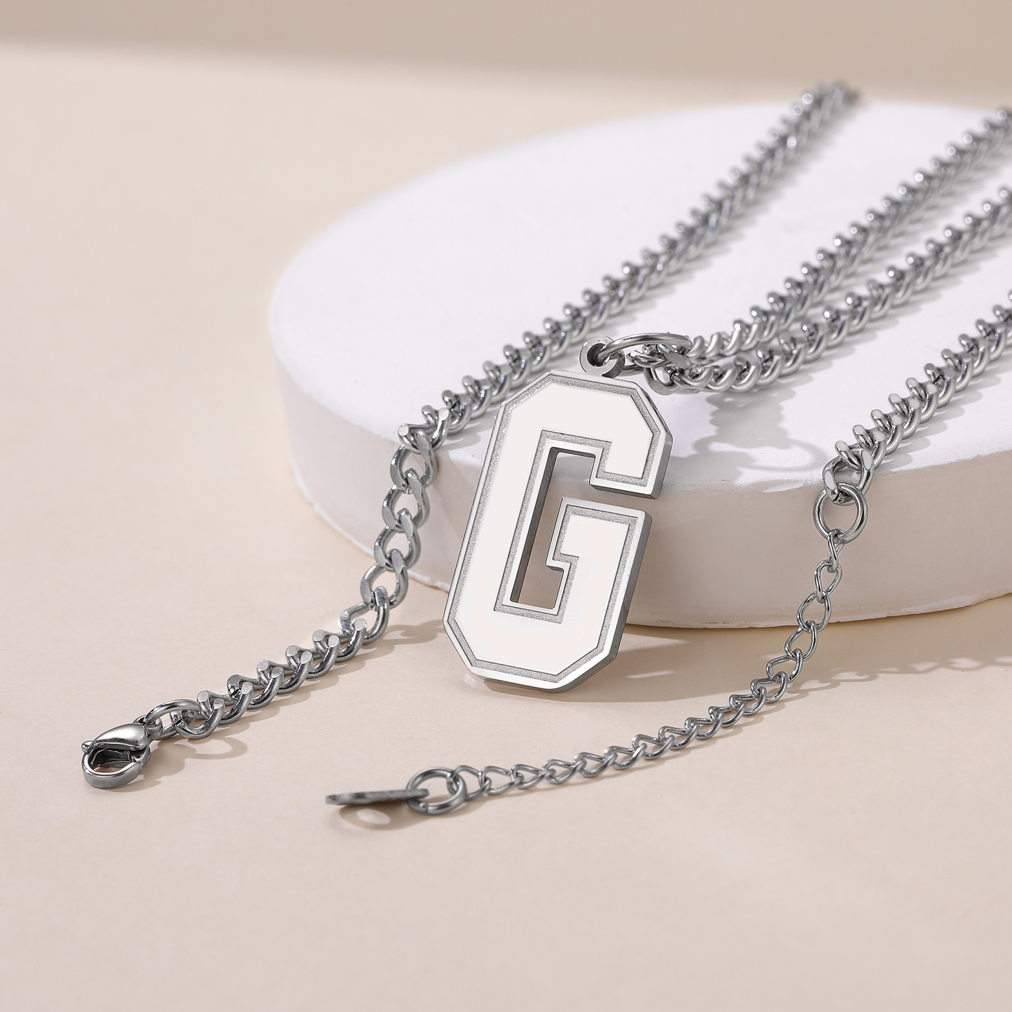Collier Lettre en Acier Inoxydable avec Chaîne Cuban Link Scène
