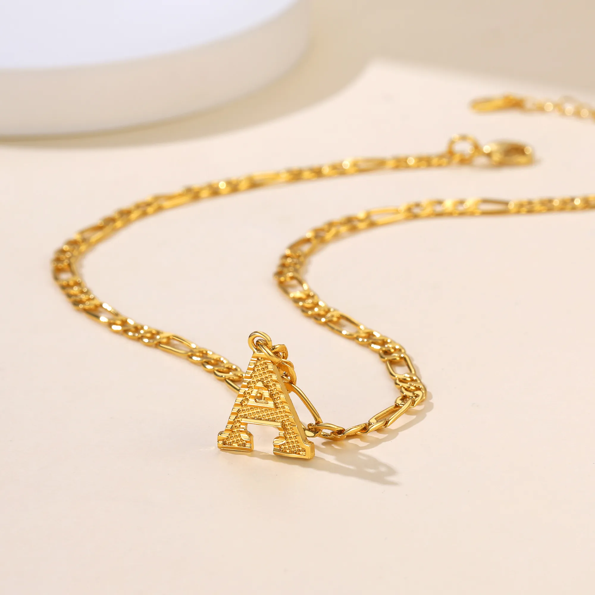 Collier Initiale avec Chaîne Figaro Or