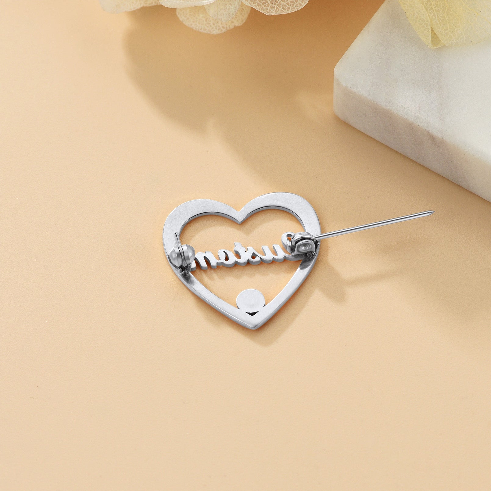 Broche Cœur Personnalisée avec Prénom et Pierre de Naissance Détail