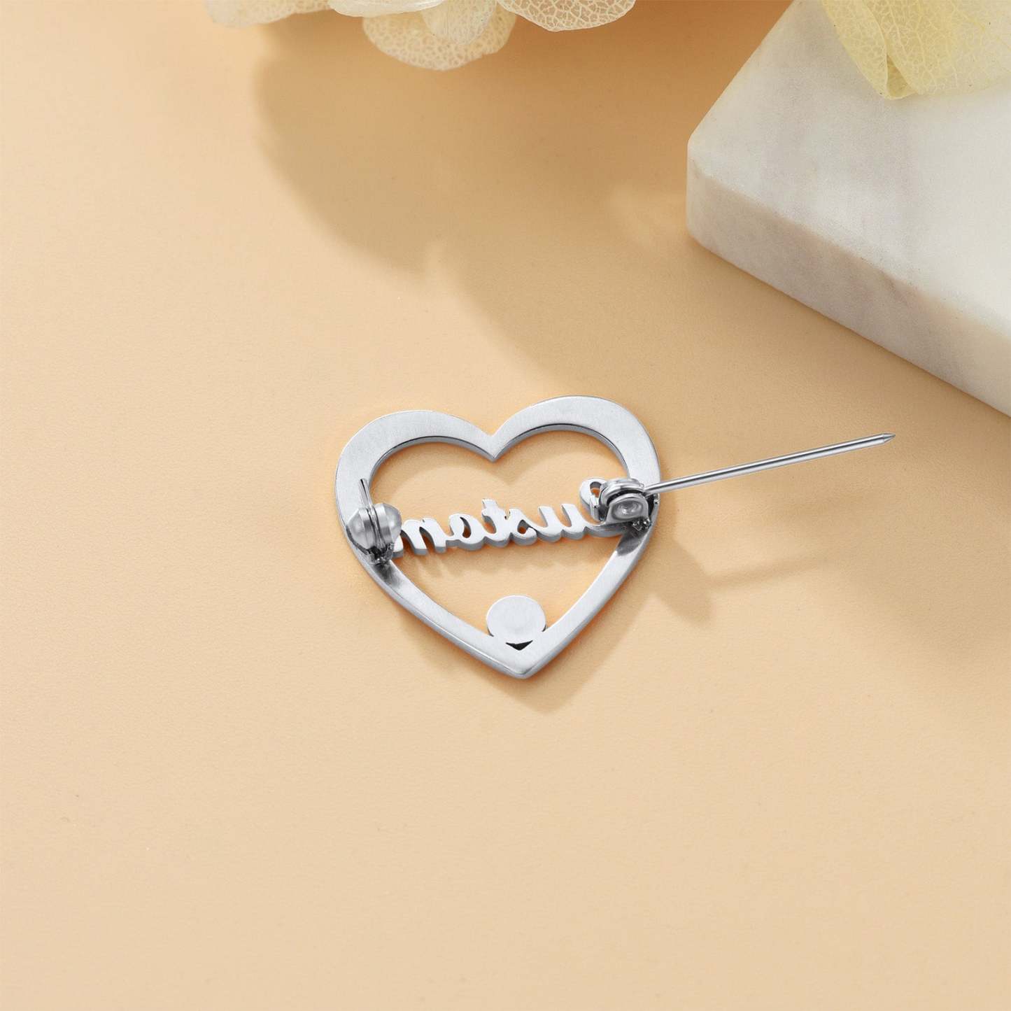 Broche Cœur Personnalisée avec Prénom et Pierre de Naissance Détail