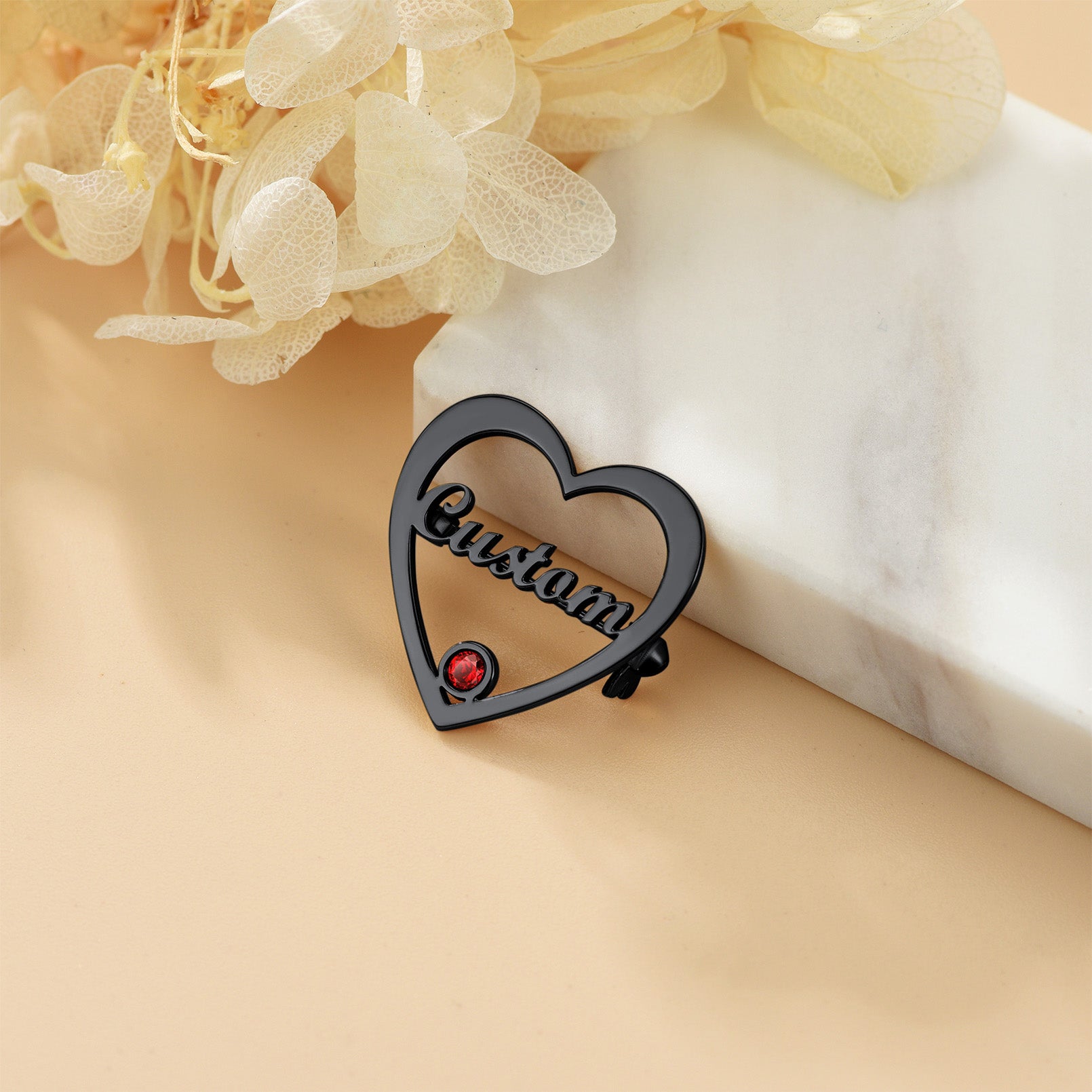 Broche Cœur Personnalisée avec Prénom et Pierre de Naissance Scène