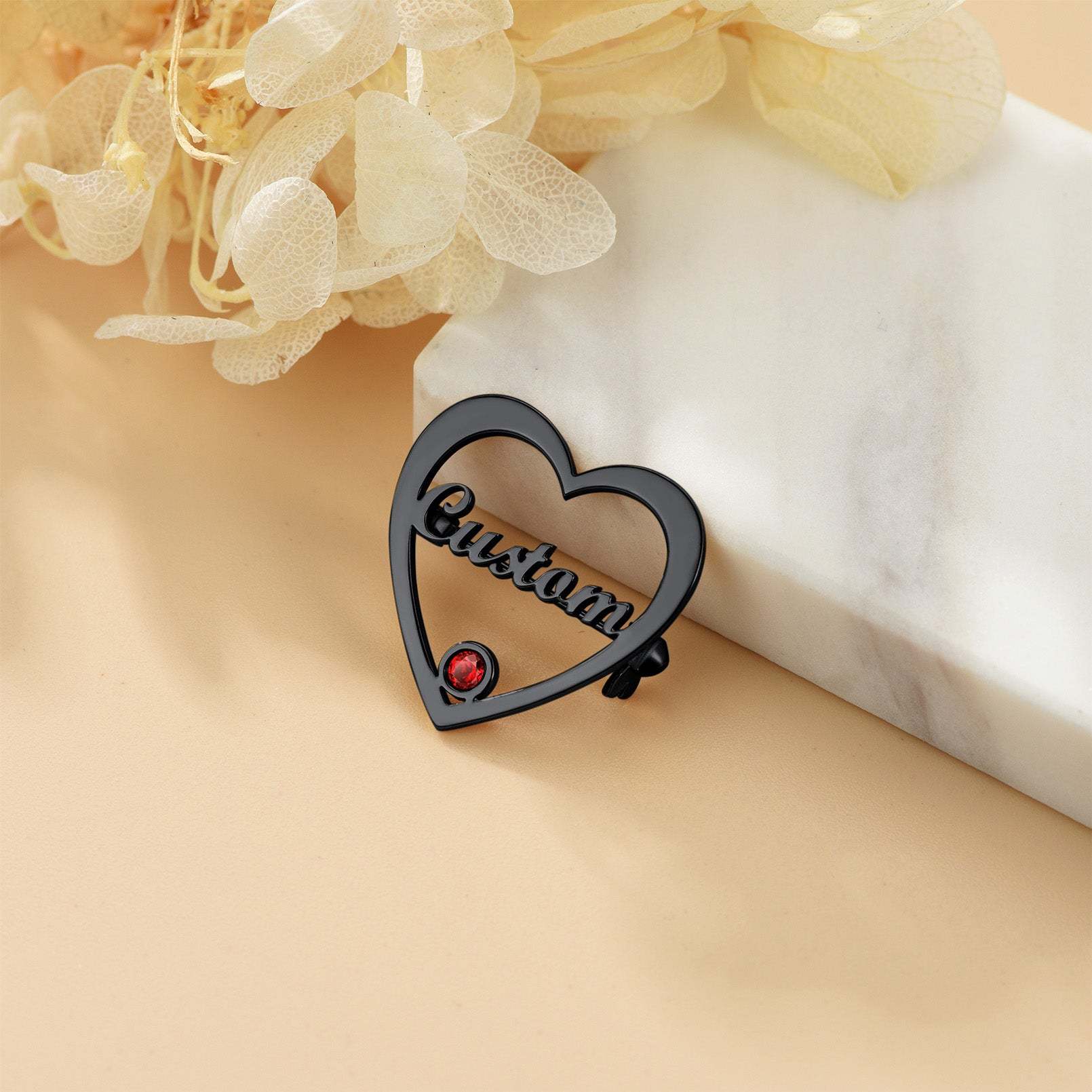 Broche Cœur Personnalisée avec Prénom et Pierre de Naissance Scène