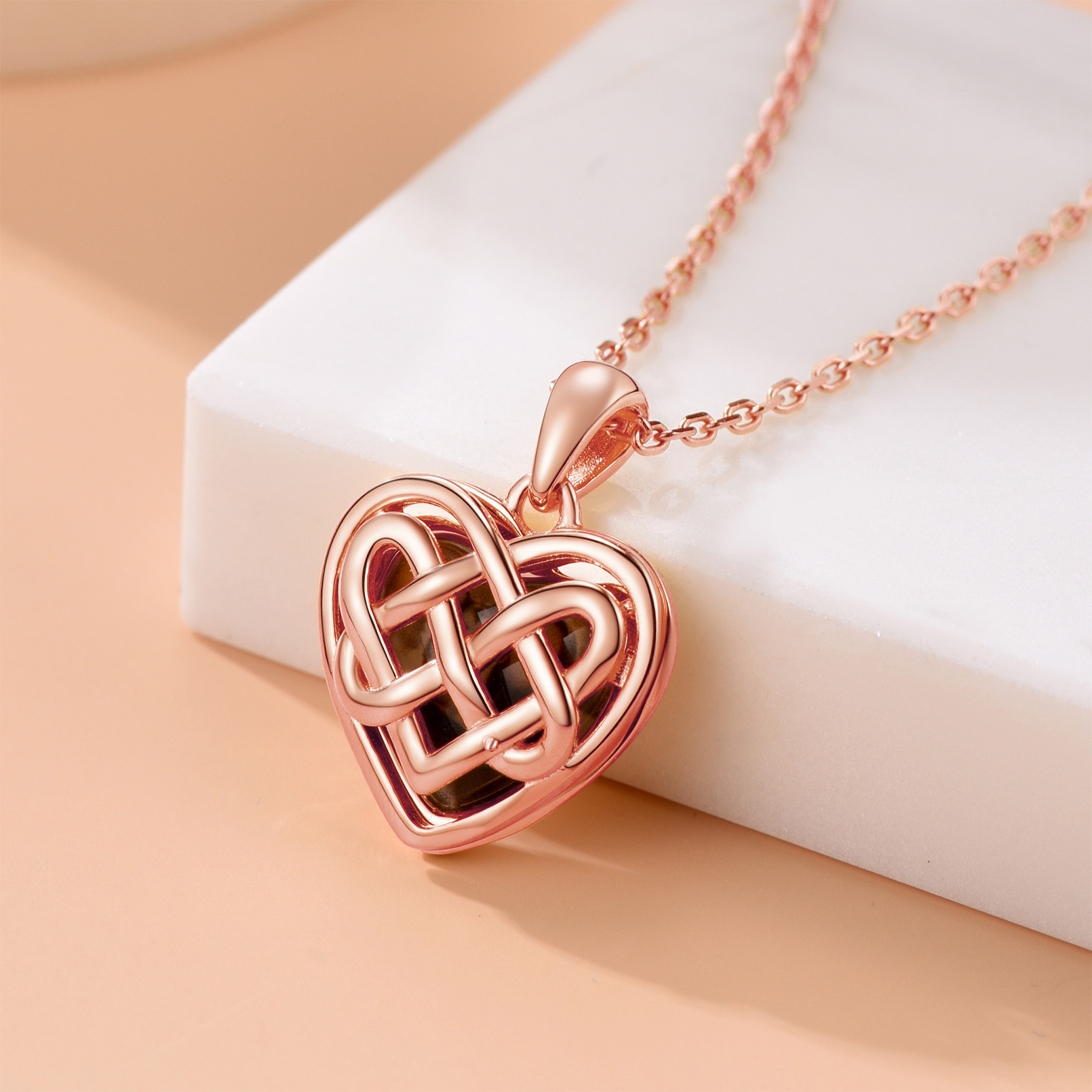 Collier Médaillon Cœur Celtique Personnalisé avec Photo pour Femme Scène