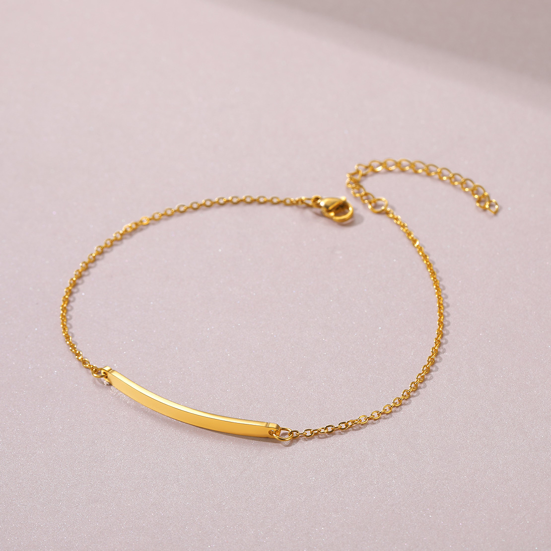 Bracelet de Cheville avec Barre Gravée pour Femme Scène