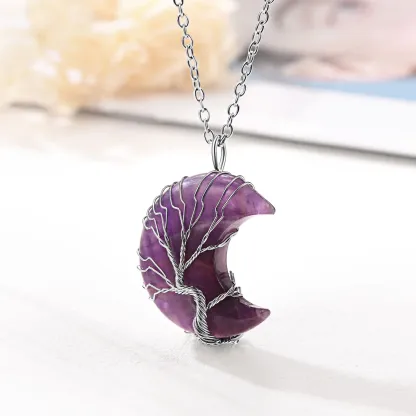 Collier Pendentif Cristal de Naissance en Forme de Croissant Scène