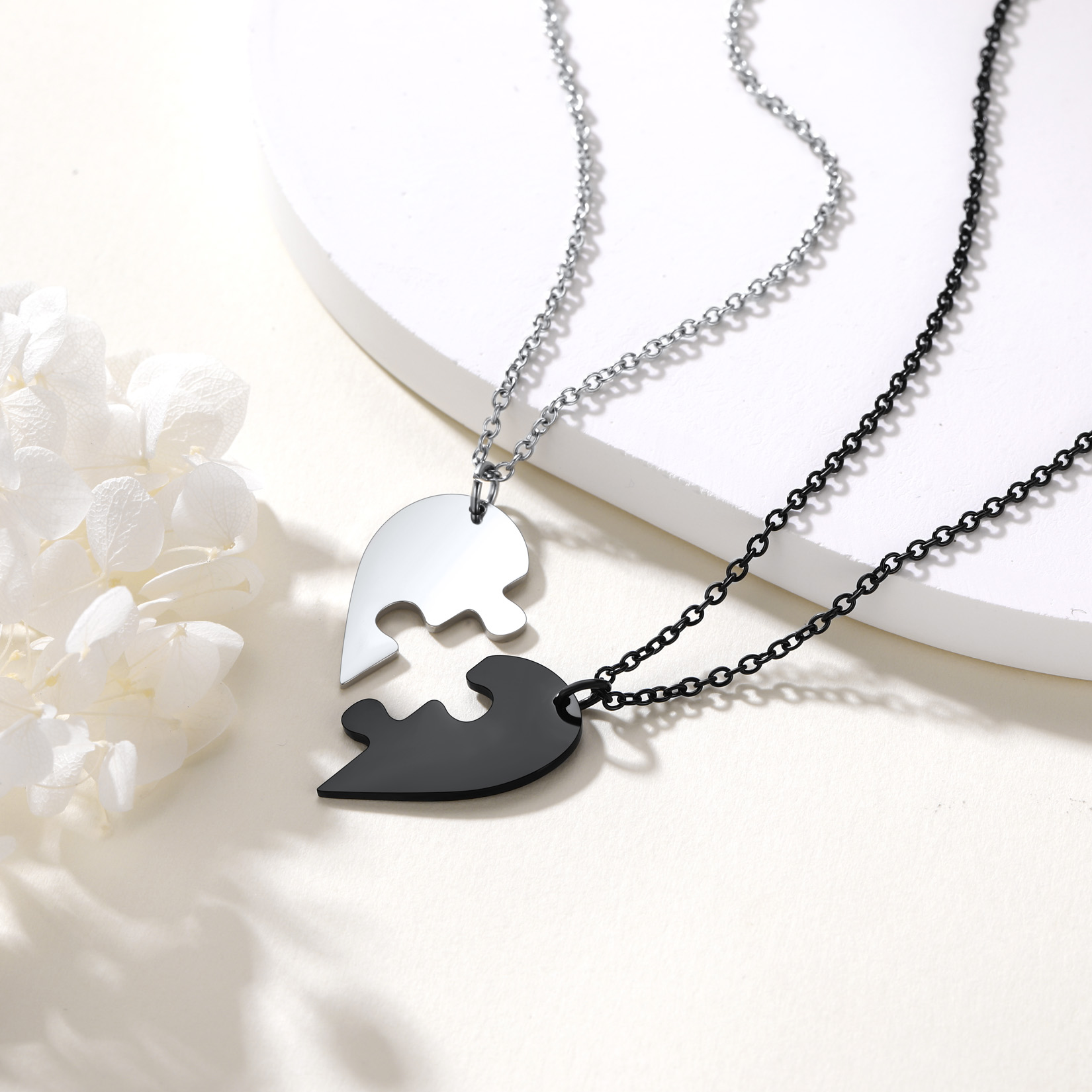 Collier Puzzle Cœur Gravé avec Nom pour Couple Scène