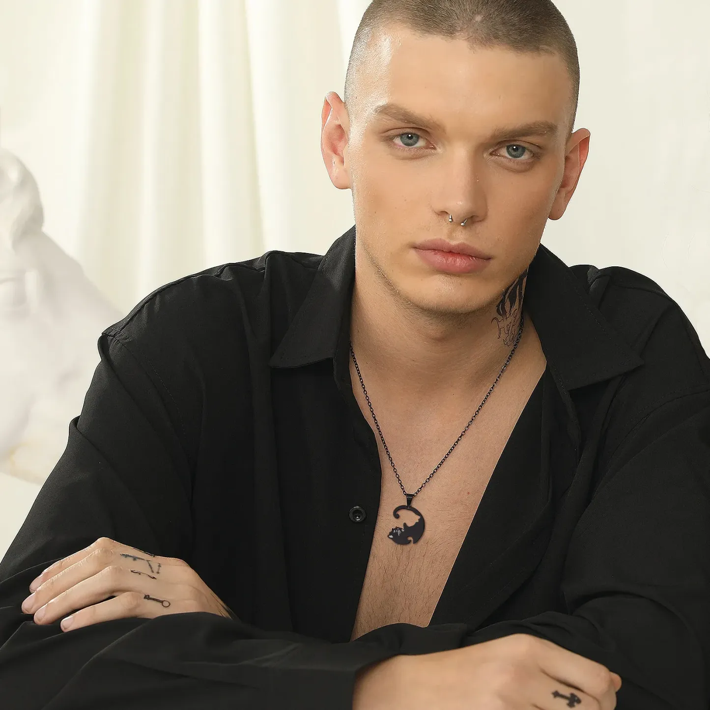 Collier assorti personnalisé avec prénoms gravés en forme de chat pour couple Modèle Homme