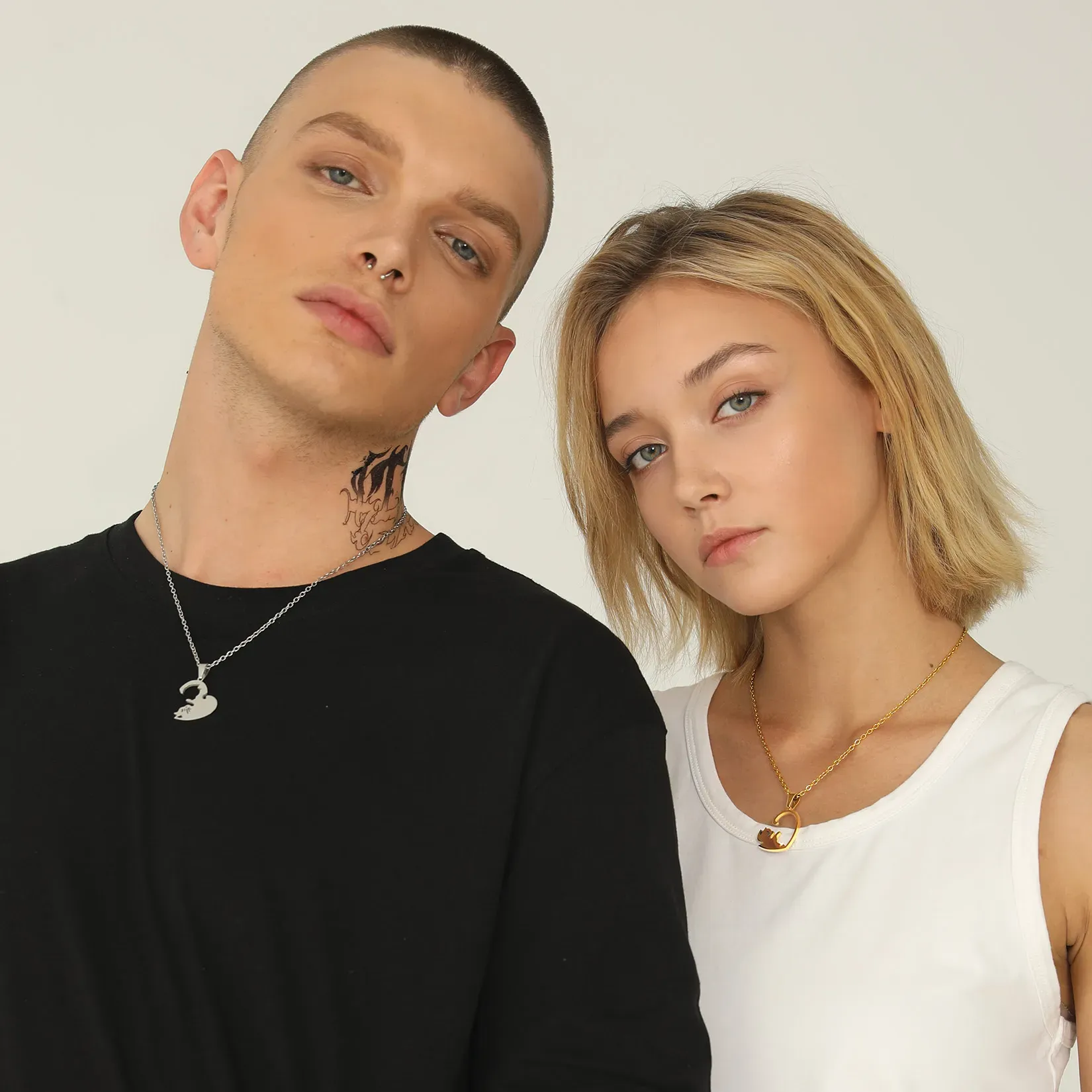 Collier assorti personnalisé avec prénoms gravés en forme de chat pour couple Modèle Couple