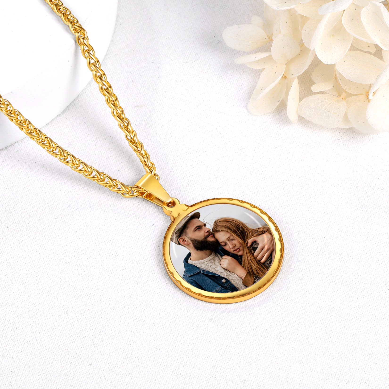 Colliers Personnalisés avec Photo et Verset Biblique Scène