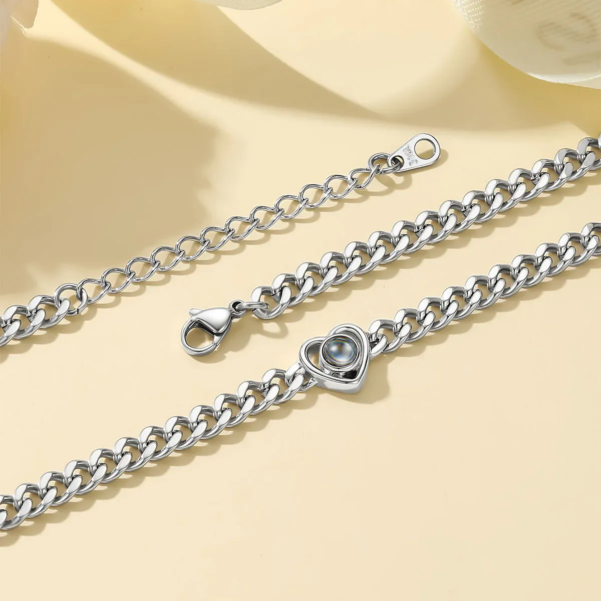 Bracelet Chaîne Personnalisé avec Cœur et Photo en Projection