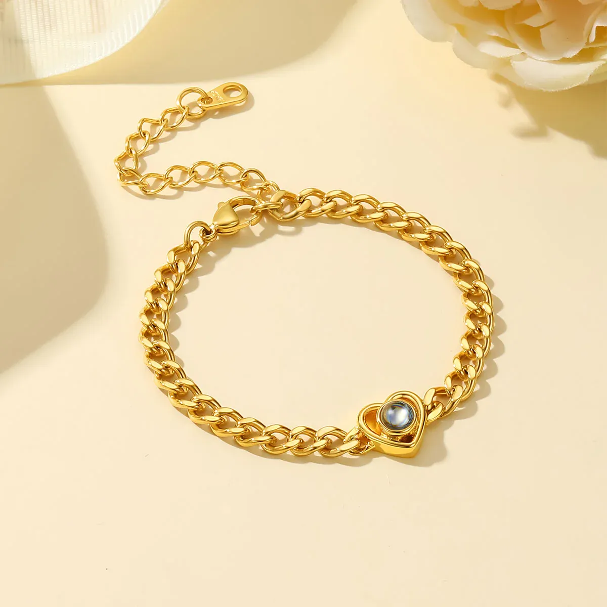 Bracelet Chaîne Personnalisé avec Cœur et Photo en Projection