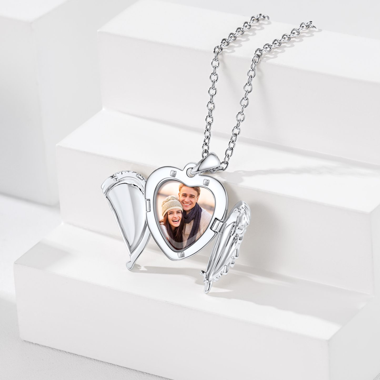 Collier Médaillon Cœur avec Ailes d'Ange Personnalisé avec Photo