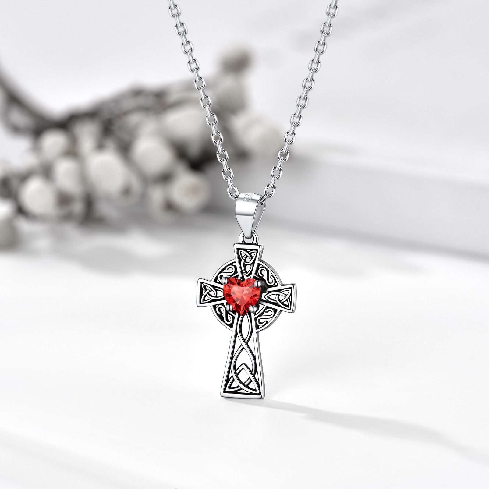 Collier Croix en Argent Sterling avec Pierre de Naissance pour Femme Scène