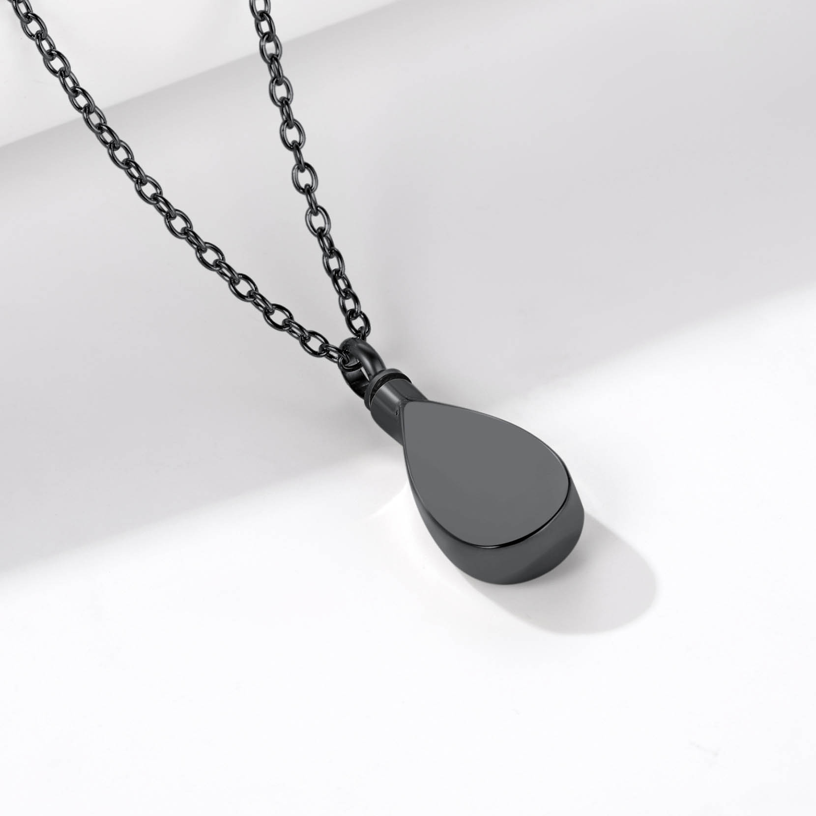 Collier Urne Personnalisé avec Pierre de Naissance pour Cendres Scène