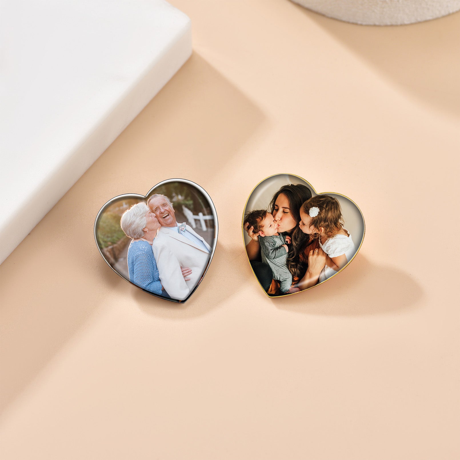 Épingles à Broche Cœur Personnalisées avec Photo pour Bouquet de Mariage Scène