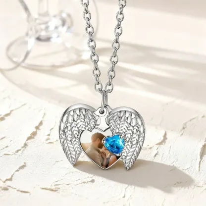 Collier Médaillon Cœur Ailes d’Ange Personnalisé avec Pierre de naissance