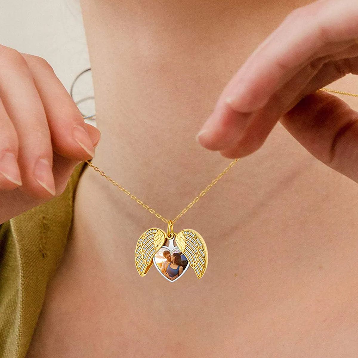Collier Médaillon Cœur Ailes d'Ange Personnalisé avec Photo pour Femme Modèle Or