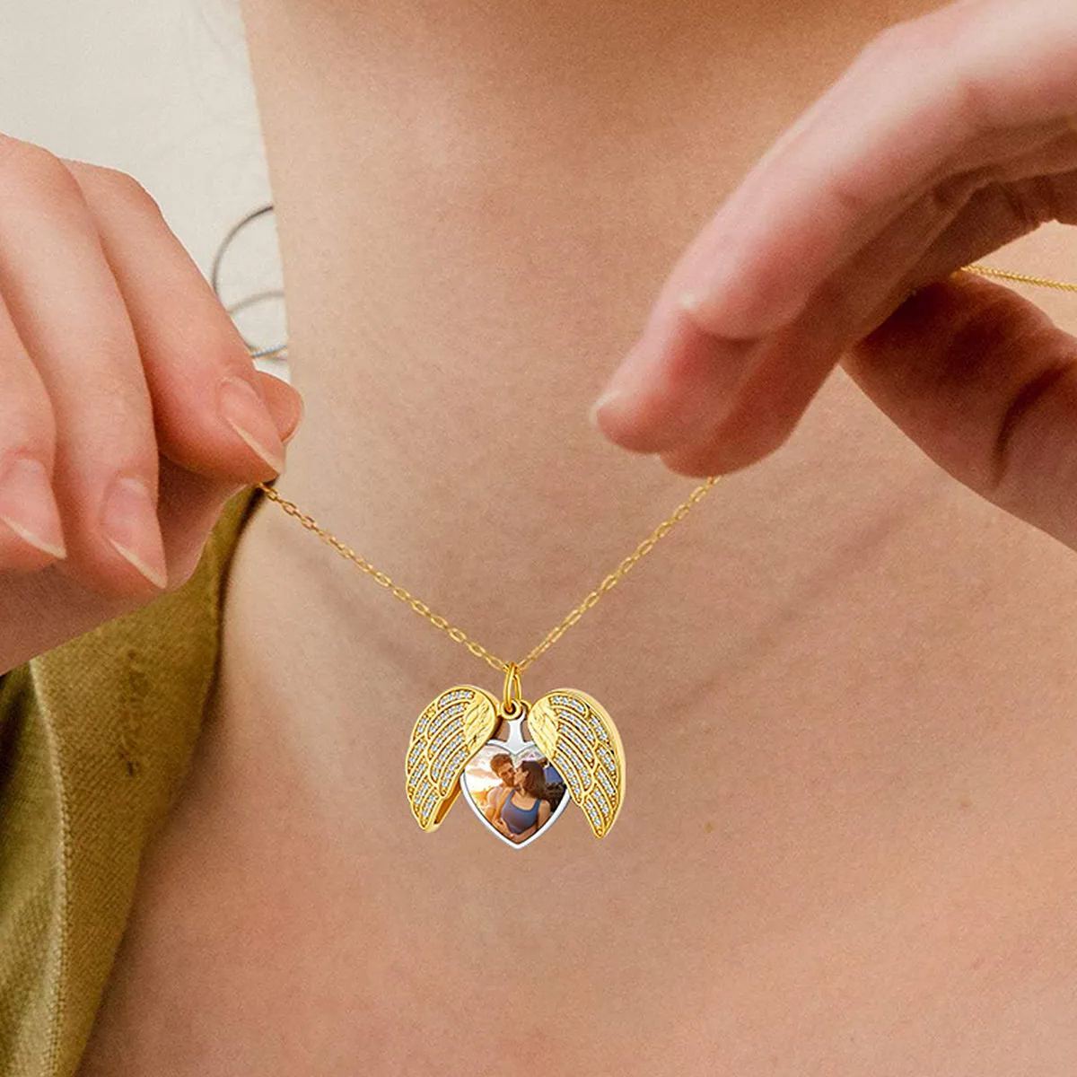Collier Médaillon Cœur Ailes d'Ange Personnalisé avec Photo pour Femme Modèle Or