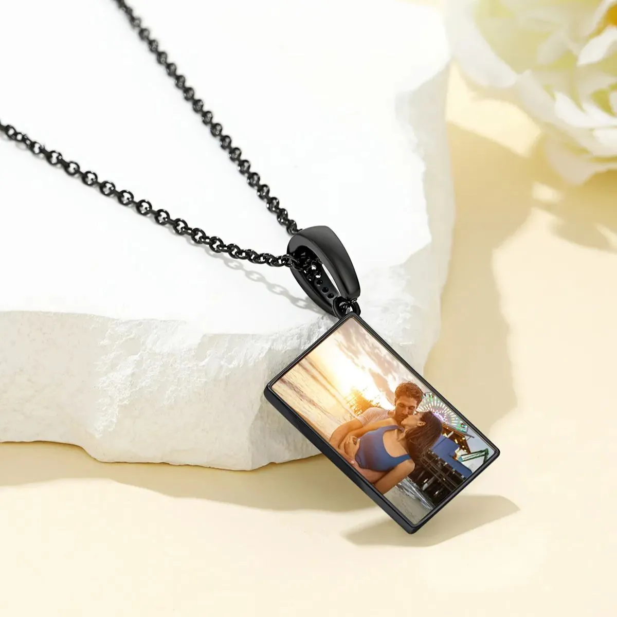 Collier Photo Enveloppe Personnalisé avec Zircon pour Femme Scène