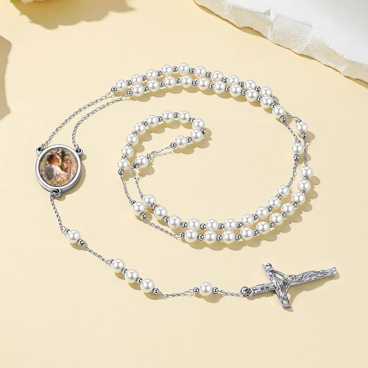 Collier Chapelet Personnalisé avec Croix en Acier Inoxydable Scène