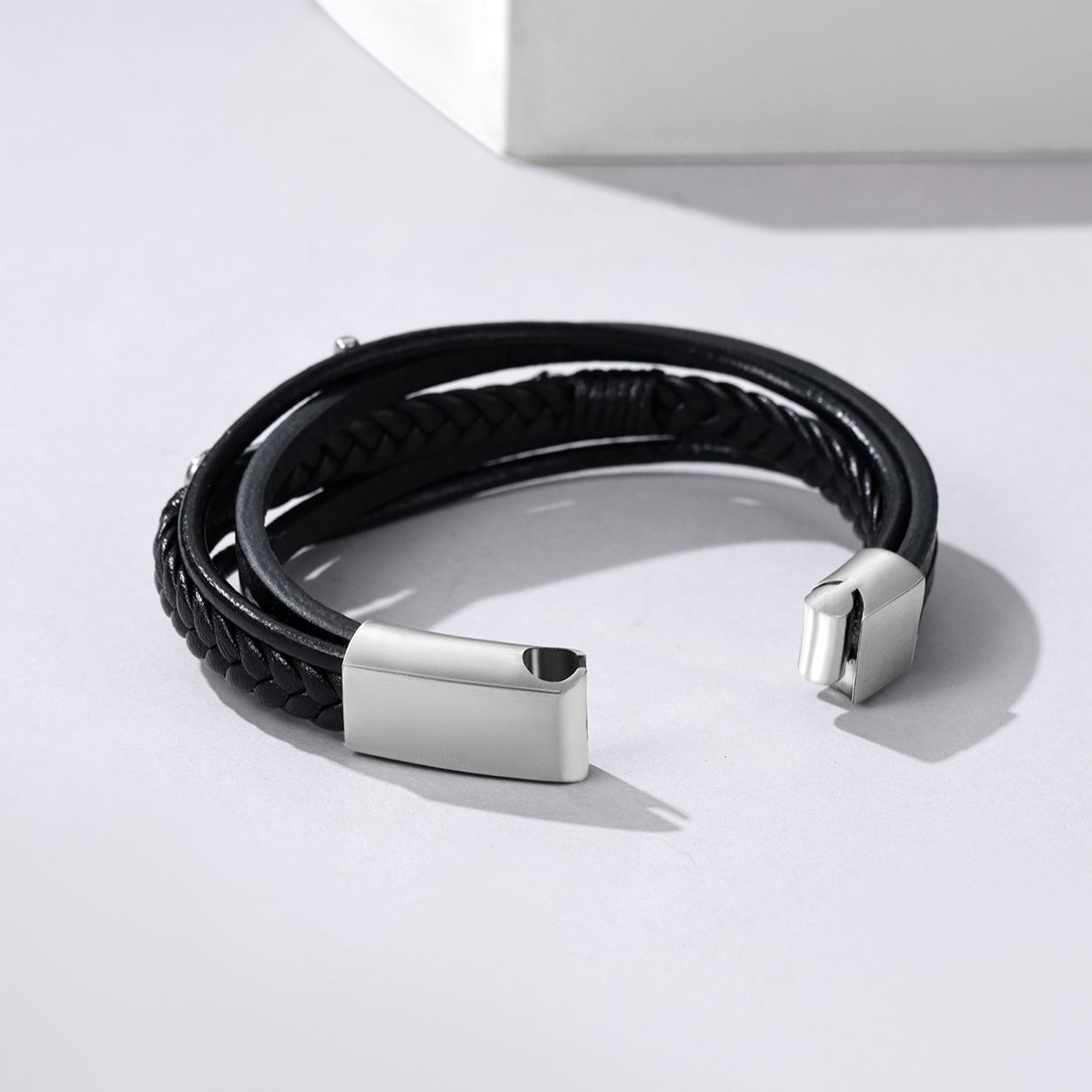 Bracelet Croix Chrétienne en Cuir Tressé Detail