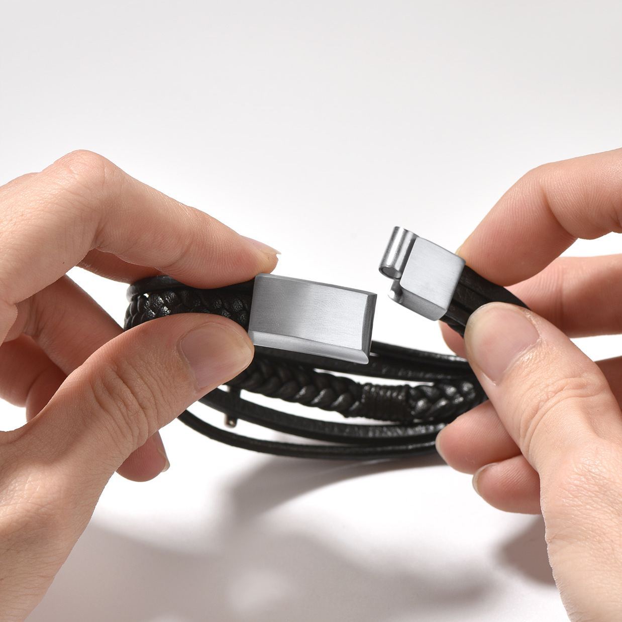 Bracelet Croix Chrétienne en Cuir Tressé Multicouche Detail