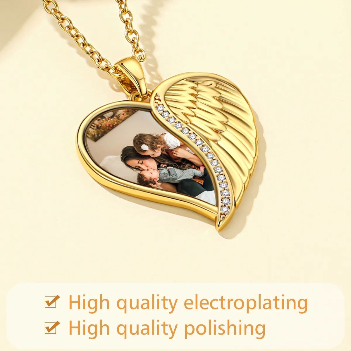 Collier Médaillon Cœur Photo Personnalisé avec Ailes d'Ange détail