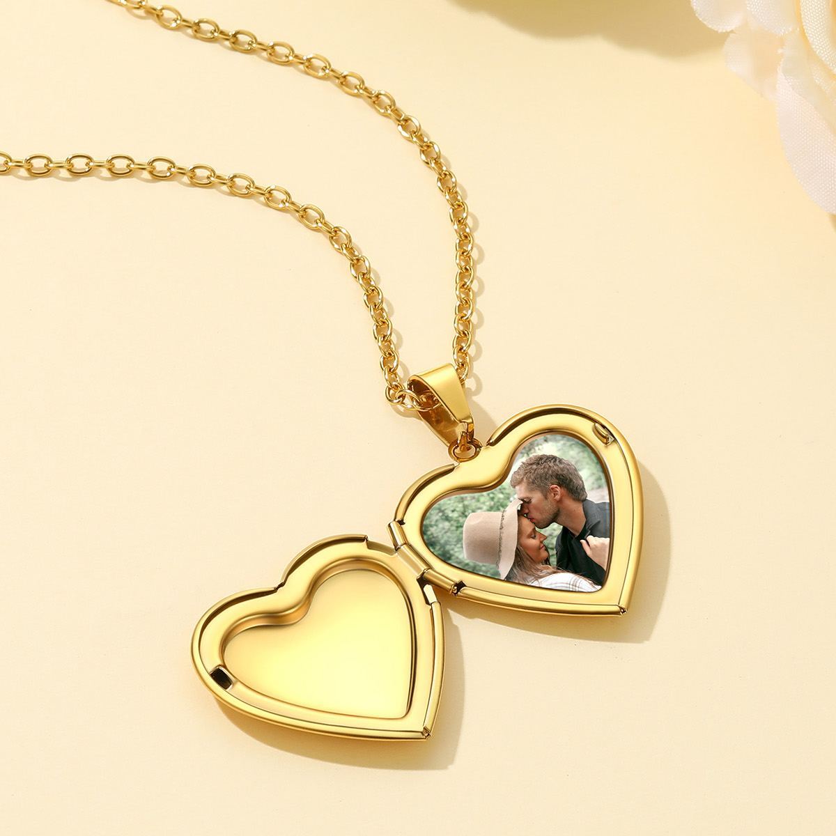 Collier or Médaillon Cœur Fleur de Naissance Personnalisé 