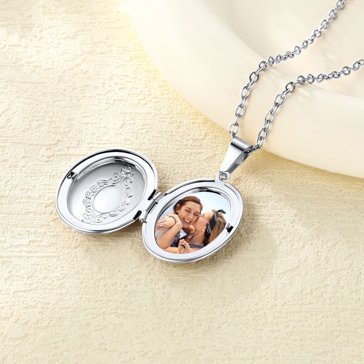 Collier Médaillon Ovale avec Photo et Motifs Floraux Vintage